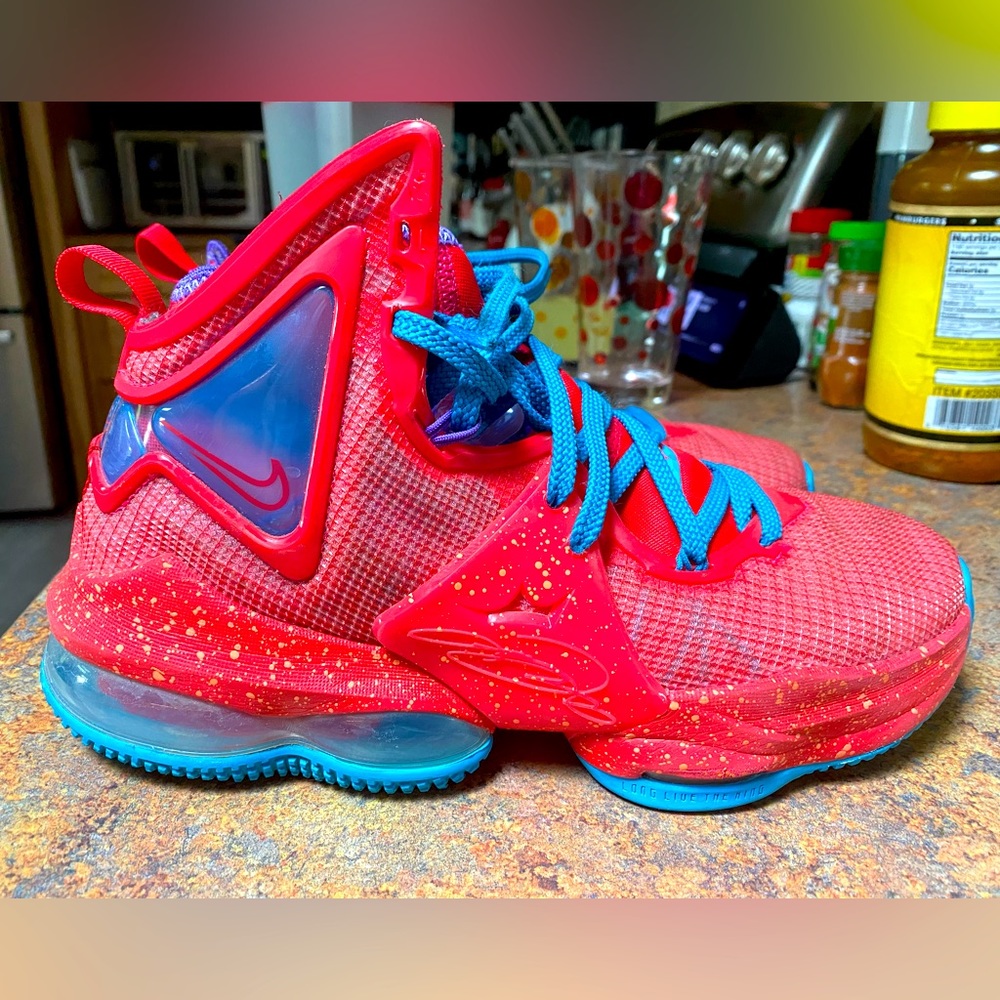 LeBron James 19 Nike Size 5.5Y EUC Basketball Shoes